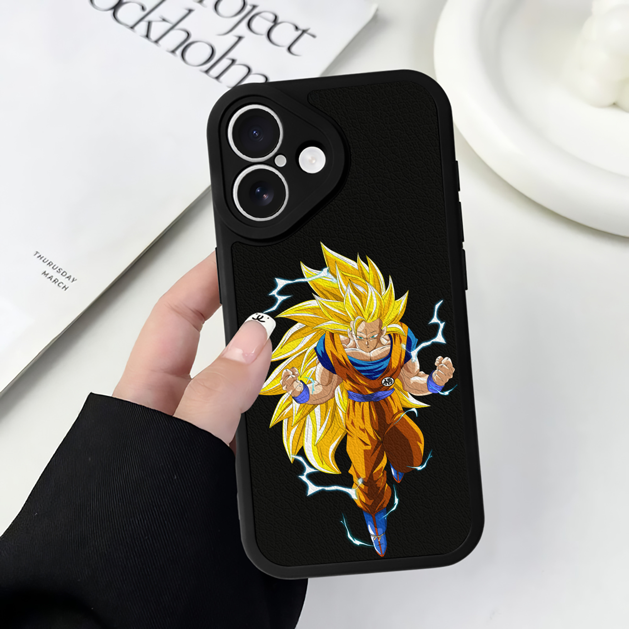 （画像用） ドラゴンボール 孫悟空（そん ごくう）Son Goku カカロット DRAGON BALL Kakarotto 【iPhone 16シリーズ対応】シリコンスマホケース（レザー調） 材質：シリコン